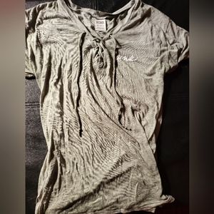 💗3/$20 PINK VS Olive lace top lightweight tee